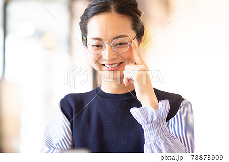 眼鏡をかけるキレイな女性 眼鏡をかけるキレイな女性 78873909