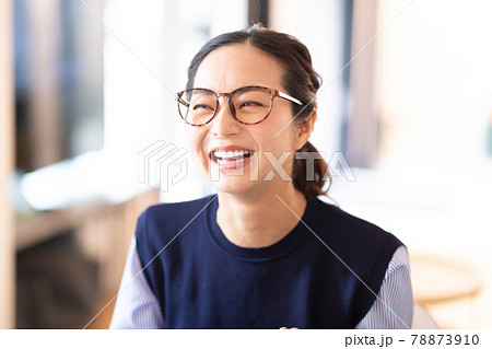 眼鏡をかけるキレイな女性 78873910