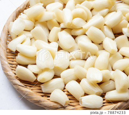 きれいに皮をむいたラッキョウ 78874233