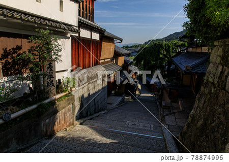 早朝の京都東山産寧坂 78874996
