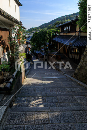 早朝の京都東山産寧坂 78874997