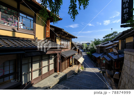 早朝の京都東山産寧坂 78874999