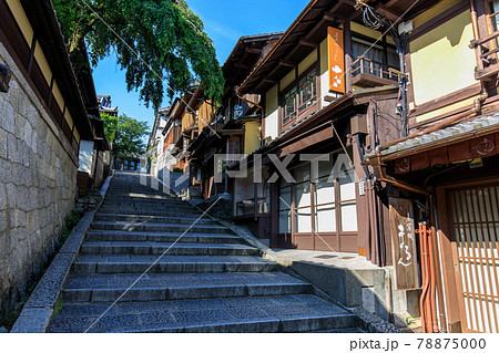 早朝の京都東山産寧坂 78875000