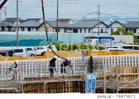 道路工事で流し込まれるコンクリート 78875671