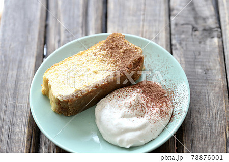 クリームを添えたクッキーボトムの手作りベイクドチーズケーキ 78876001