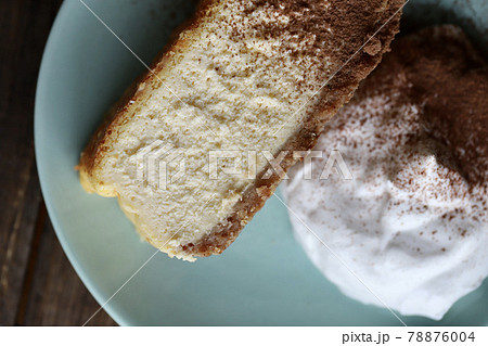 クリームを添えたクッキーボトムの手作りベイクドチーズケーキ クリームを添えたクッキーボトムの手作りベイクドチーズケーキ 78876004