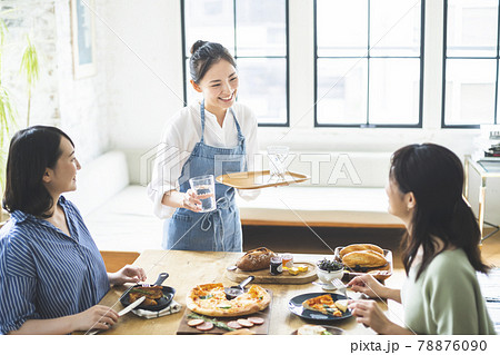 カフェの若いスタッフ カフェの若いスタッフ 78876090