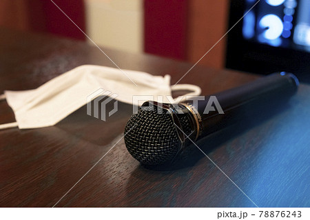 カラオケのマイクとマスク 7642の写真素材