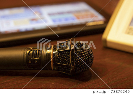 カラオケのマイクとリモコン 7634 78876249