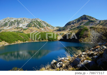 紅葉で色づく秋の立山室堂みくりが池 78877317