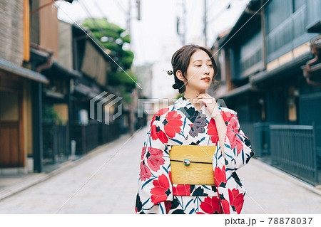 京都の街を歩く浴衣の女性 78878037