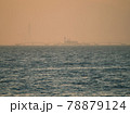 水平線の向こうに見える工業地帯 78879124