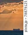 水平線を行く船 78879125