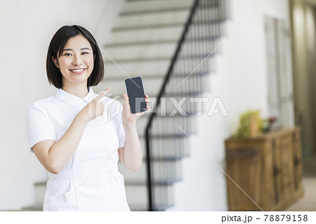 白衣を着た女性 78879158