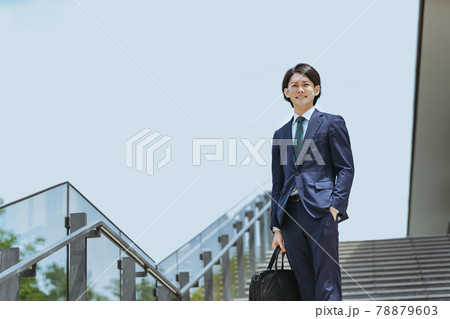 通勤中のビジネスマン 78879603