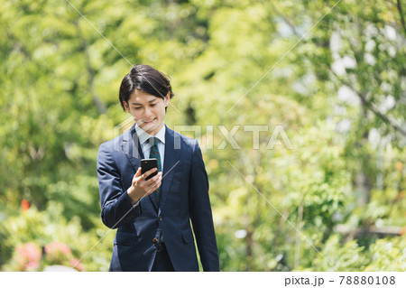 通勤中にスマートフォンを使用するビジネスマン・IoTイメージ 78880108