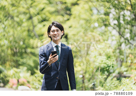 通勤中にスマートフォンを使用するビジネスマン・IoTイメージ 78880109