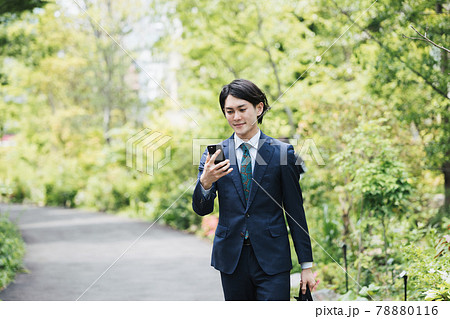 通勤中にスマートフォンを使用するビジネスマン・IoTイメージ 通勤中にスマートフォンを使用するビジネスマン・IoTイメージ 78880116
