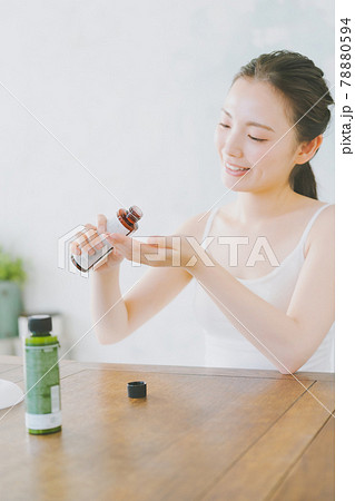基礎化粧品と20代女性 基礎化粧品と20代女性 78880594