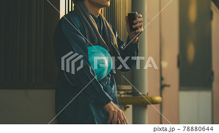 缶コーヒーと労働者 78880644