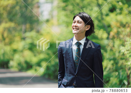 通勤中のビジネスマン・新緑の中の男性のビジネスシーン 78880653