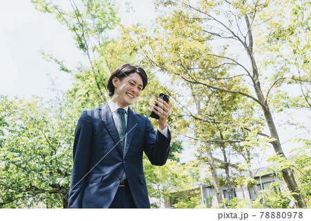 通勤中にスマートフォンを使用するビジネスマン・IoTイメージ 通勤中にスマートフォンを使用するビジネスマン・IoTイメージ 78880978