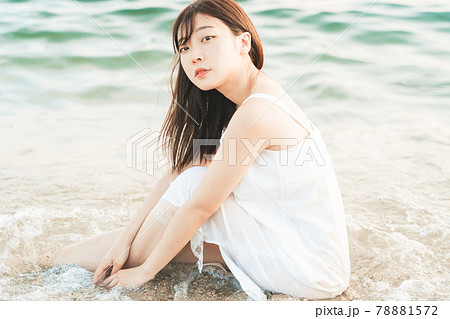 海辺に座るワンピースの女性 海辺に座るワンピースの女性 78881572
