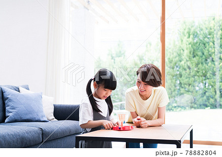 室内でゲームをする女の子と母親 室内でゲームをする女の子と母親 78882804