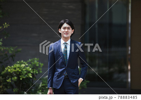 出社する若い男性・マンションのロビー背景・ビジネスイメージ 出社する若い男性・マンションのロビー背景・ビジネスイメージ 78883485