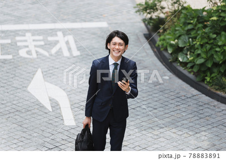 俯瞰・通勤(出社)する若いビジネスマン・ビジネスイメージ 俯瞰・通勤(出社)する若いビジネスマン・ビジネスイメージ 78883891