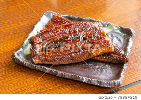 鰻のかば焼きが皿に盛りつけてある素材画像 鰻のかば焼きが皿に盛りつけてある素材画像 78884819