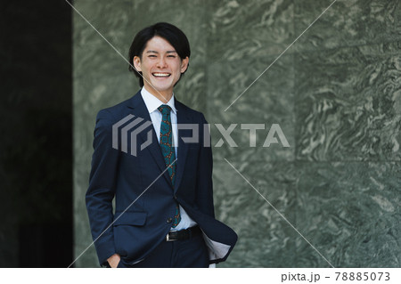 出社する若い男性・マンションのロビー背景・ビジネスイメージ 78885073