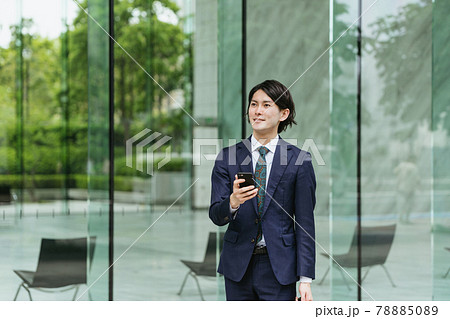 出社する若い男性・スマートフォンでIoT・ビジネスイメージ 出社する若い男性・スマートフォンでIoT・ビジネスイメージ 78885089