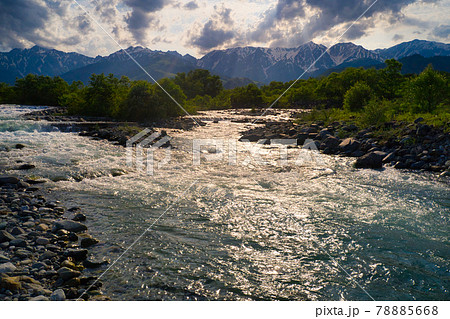 松川の豊かで美しい流れと白馬連山の雄大な眺め　長野県白馬村（ドローンによる空撮） 78885668