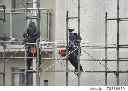 雨の日の足場組立作業風景 78886970