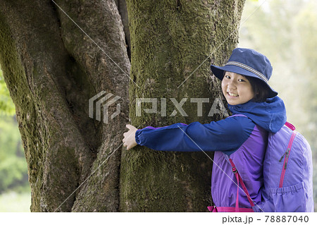 小学生トレッキングイメージ　大木に抱き付く小学生女の子 78887040