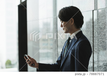 スマートフォンを持つ若い男性・IoTとビジネスのイメージ(逆光・横顔・シルエット) スマートフォンを持つ若い男性・IoTとビジネスのイメージ(逆光・横顔・シルエット) 78887071