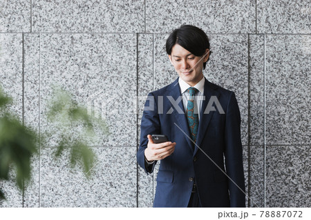 スマートフォンを持つ若い男性・IoTとビジネスのイメージ スマートフォンを持つ若い男性・IoTとビジネスのイメージ 78887072