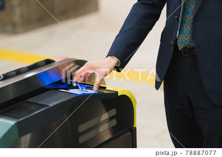 タッチレス技術で改札を通行するビジネスマン（手元・アップ・ボディパーツ） 78887077