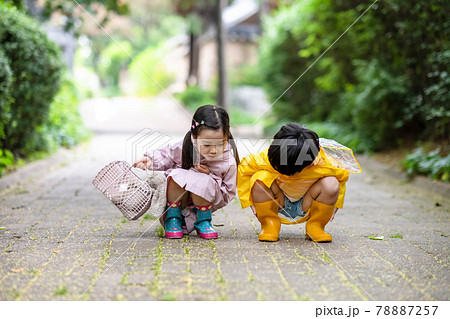 子供 傘 公園 78887257