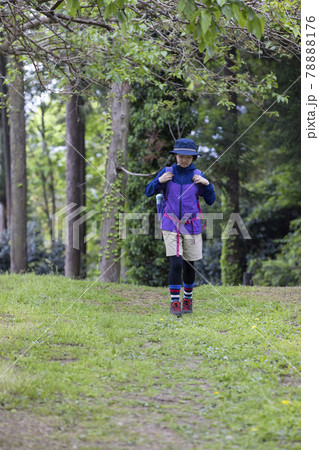 小学生トレッキングイメージ 小学生女の子 小学生トレッキングイメージ 小学生女の子 78888176