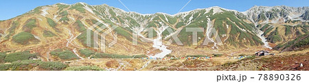 立山黒部アルペンルートは、標高3,000m級の山々が連なる北アルプスの雄大な自然と絶景 78890326