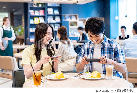 カフェで撮影する若いカップル 撮影協力:Creadisce(丸善雄松堂株式会社) カフェで撮影する若いカップル 撮影協力:Creadisce(丸善雄松堂株式会社) 78890446