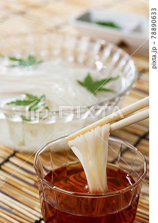 そうめん 素麺 ソーメン 箸上げの写真素材