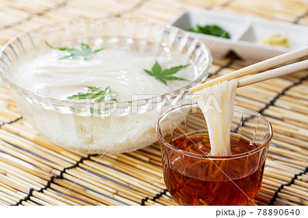 そうめん 素麺 ソーメン 箸上げの写真素材