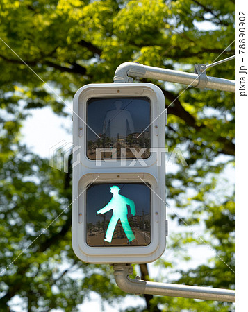 【そら】歩行者用信号機 green-light-pedestrian-traffic