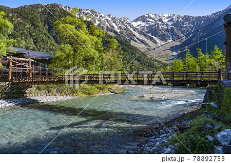 春の上高地 早朝の河童橋と穗高連峰の写真素材 [78892753] - PIXTA