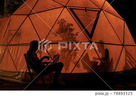 テント内のシルエット 78893525
