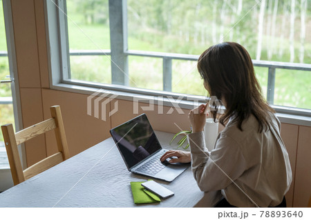 森のカフェでテレワークする女性 78893640