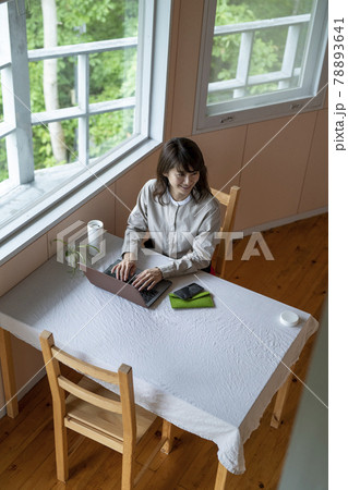 森のカフェでテレワークする女性 78893641